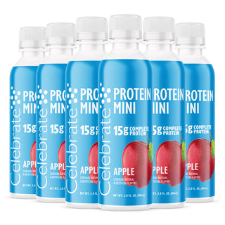 Mehrere Flaschen von Celebrate Protein Mini mit Apfelgeschmack vor weißem Hintergrund