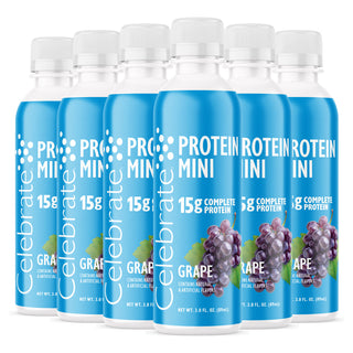 Mehrere Flaschen von Celebrate Protein Mini Geschmack Grape vor weißem Hintergrund