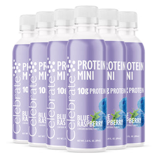 Mehrere Flaschen mit Protein Mini im Geschmack Blue Raspberry auf weißem Hintergrund